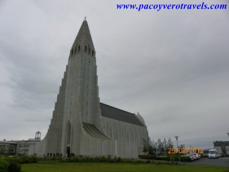 Hallgrimskirkja de Reykjavik, una iglesia con forma de lava | Viajar con  niños por el mundo Paco y Vero Travels