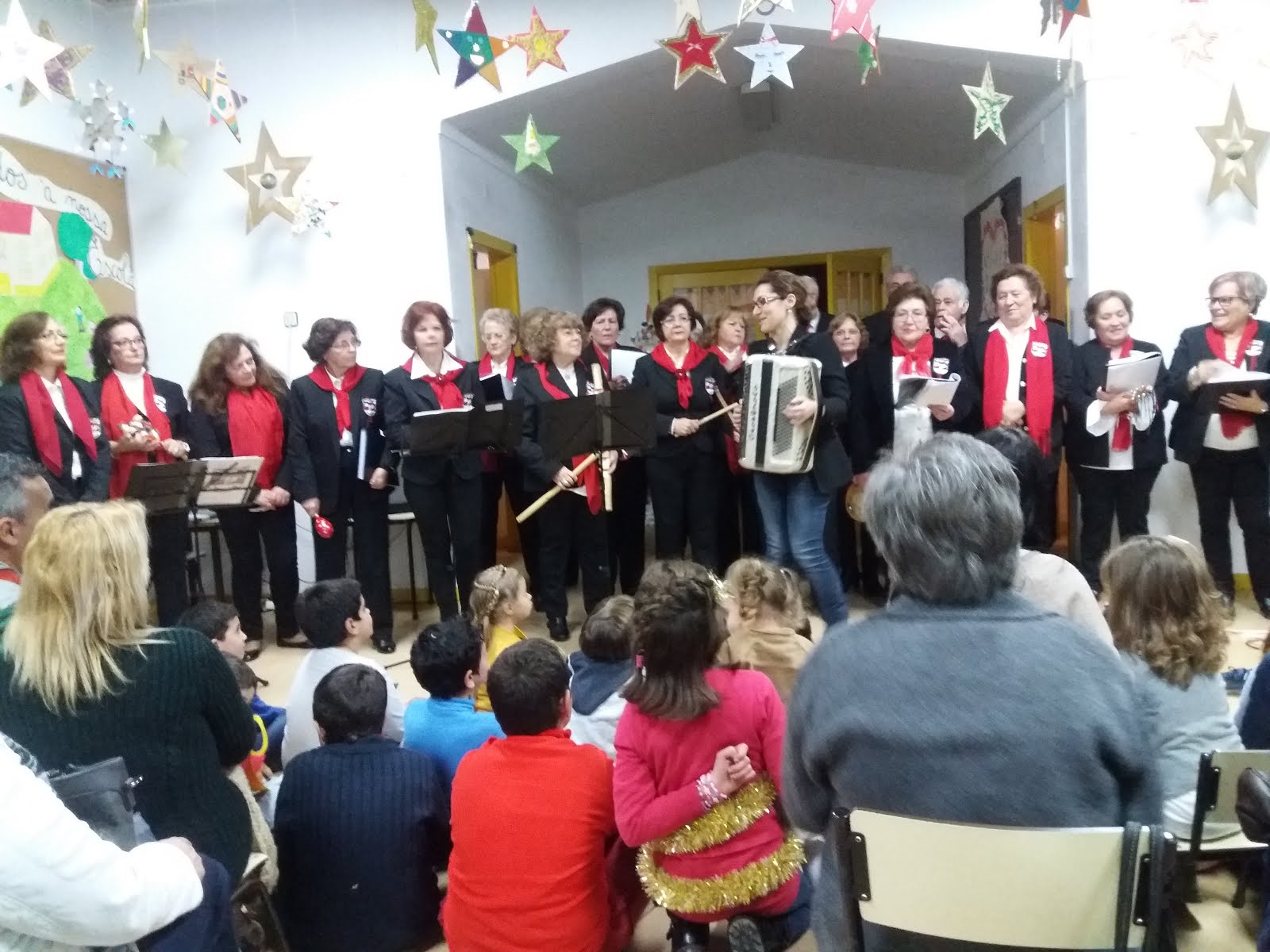 A Tuna em atuação na escola de Carvalhos de Figueiredo.