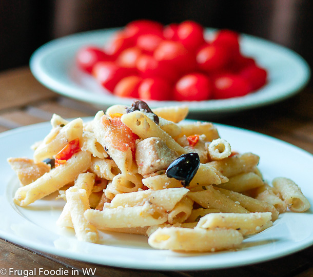 click for a delicious Mediterranean chicken pasta with olives, tomatoes and feta