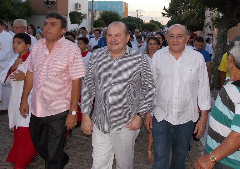 Resultado de imagem para fotos de vivaldo costa,  com saly na procissão de festa de cruzeta em 2016