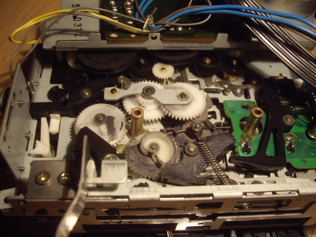 ... у JVC PC-W300L все функции возложены на один маховик, дальний от  двигателя и который пасик охватывает на три четверти окружности.