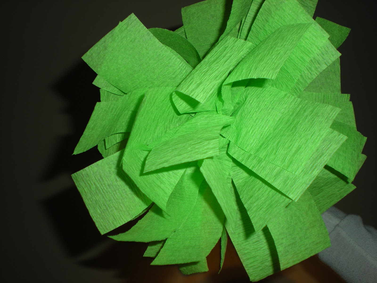 Hanging Streamer Pom Green Hanging Streamer Pom