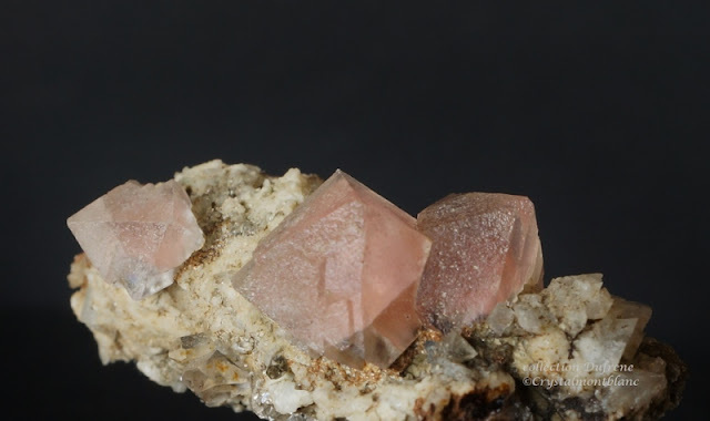 octaèdres de fluorite rose trouvés dans le massif du Mont-Blanc ©crystalmontblanc.fr plusieurs petits octaèdre de fluorine d'une belle couleur rose