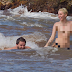 Foto Separuh Bogel Mandi Laut Tersebar