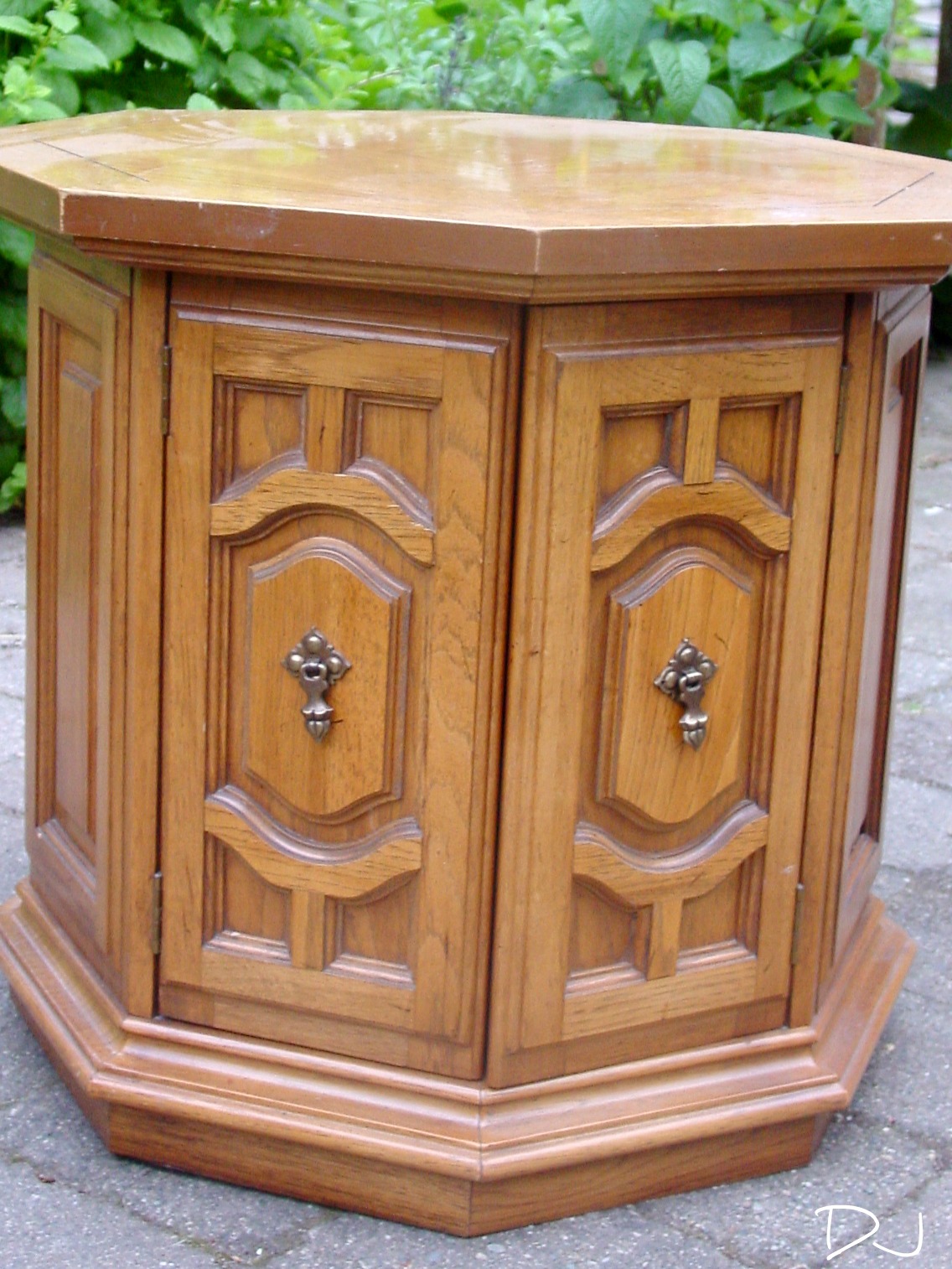 Spittin Toad Coffee Table / Pet Bed