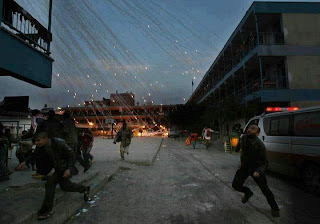 Lihatlah bom2 yang bertaburan di udara membunuh ramai umat Islam di Gaza. Mereka berada dalam keadaan begini bukan sehari, tetapi tiap2 hari, pagi petang siag dan malam. Tetapi semangat untuk berjuang umat Islam tidak pernah putus untuk menentang Israel LAKNATULLAH...