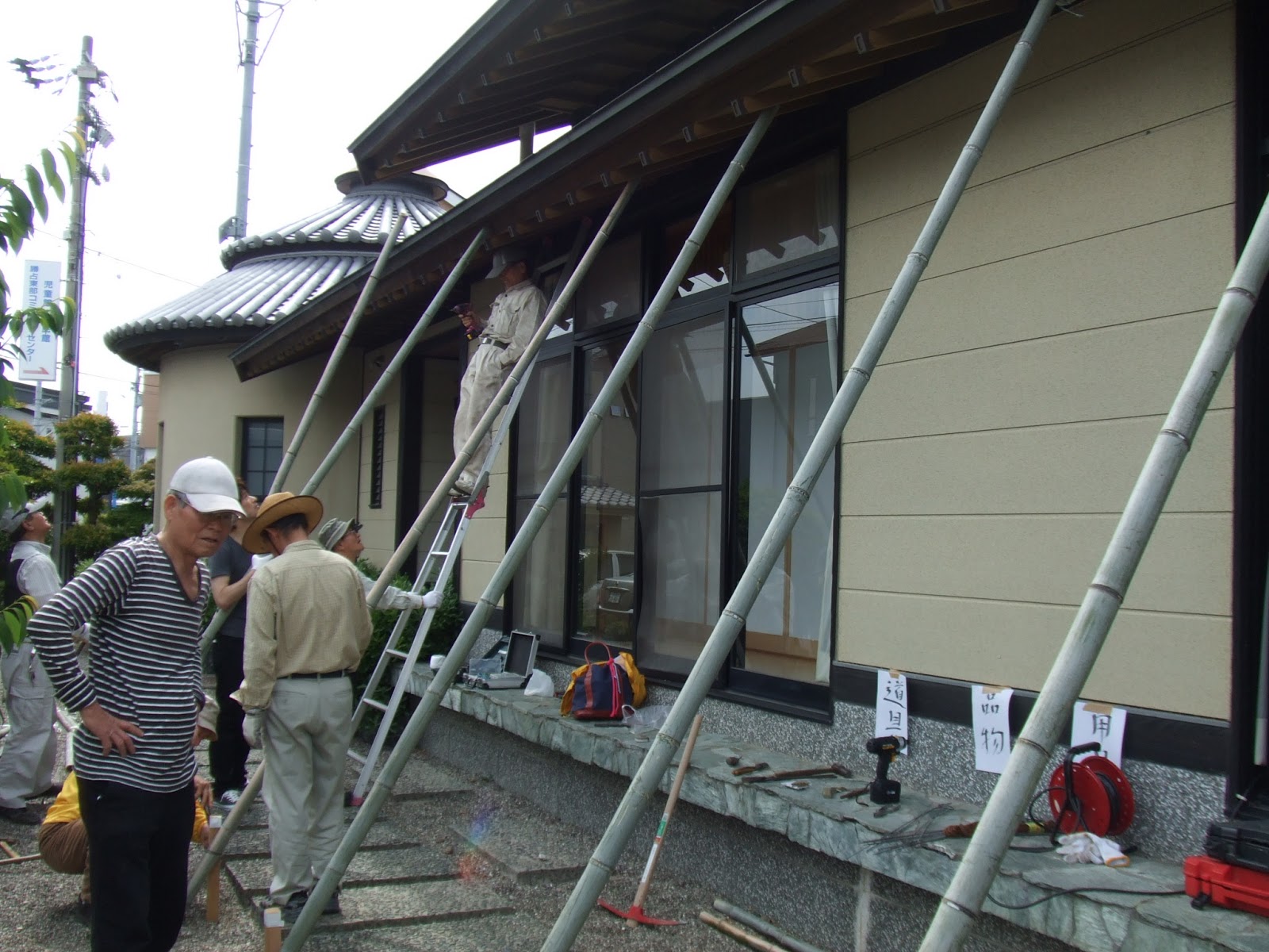 徳島市ecoリーダー会 ブログ 緑のカーテン支柱作り
