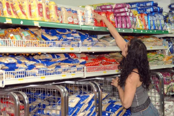 Ταπί και ψύχραιμοι (!) με γεμάτα ράφια και άδεια μαγαζιά!!! Ταπί και ψύχραιμοι (!) με γεμάτα ράφια και άδεια μαγαζιά!!!