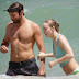 Bradley Cooper y Suki Waterhouse improvisan un día de playa