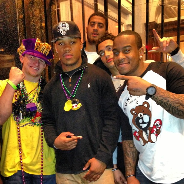http://4.bp.blogspot.com/-5g6wWshwswE/URfdxhm97yI/AAAAAAAAFbM/9_qT61yzLEI/s1600/Manziel+and+crew.png