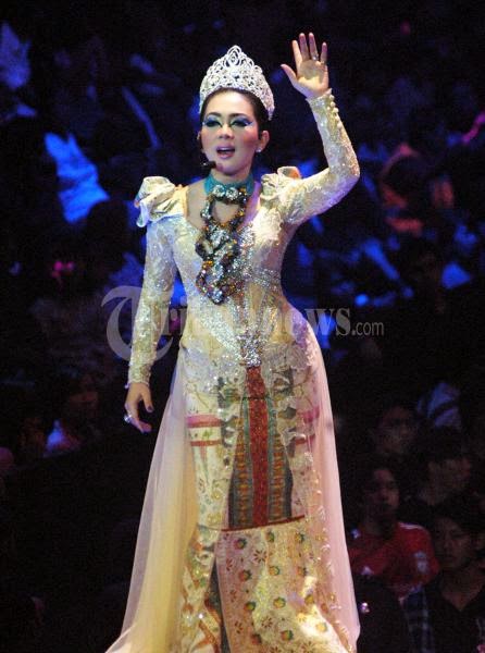 Kebaya Modern sexy style Syahrini - International Kebaya ... Kebaya Modern sexy style Syahrini - International Kebaya ...