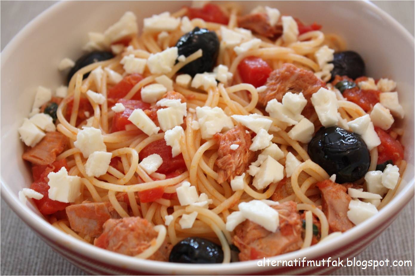 Tonbalıklı Domates Soslu Spagetti Tonbalıklı Domates Soslu Spagetti