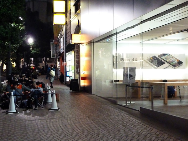Lines Around Apple Stores For Iphone 4s Throughout The World