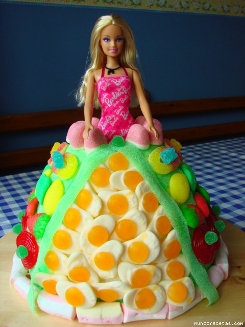fiestas con encanto: tarta de chuches: una barbie-chuche paso a paso