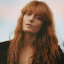 O clipe de 'Queen Of Peace' e 'Long & Lost', de Florence + The Machine, finalmente está entre nós!