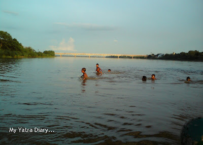 Kids playing in the Yamuna River, Boat ride