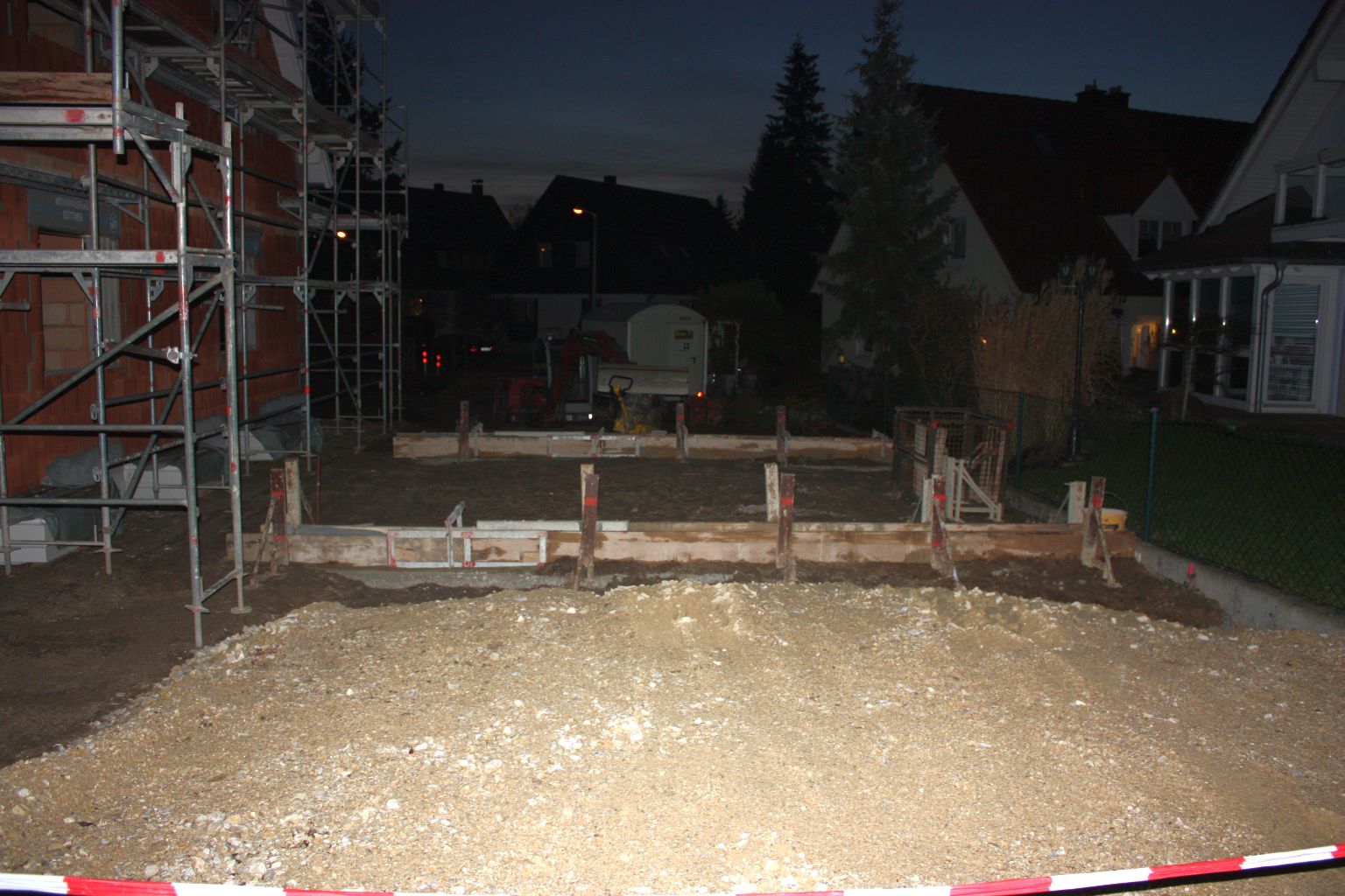 ...unser Haus entsteht: Garagen-Fundament Teil 3, Bautüre und Entwässerung