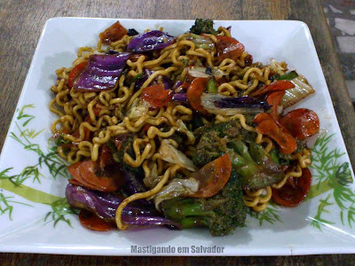 Hashi Temakeria: Yakissoba de Legumes Hashi Temakeria: Yakissoba de Legumes