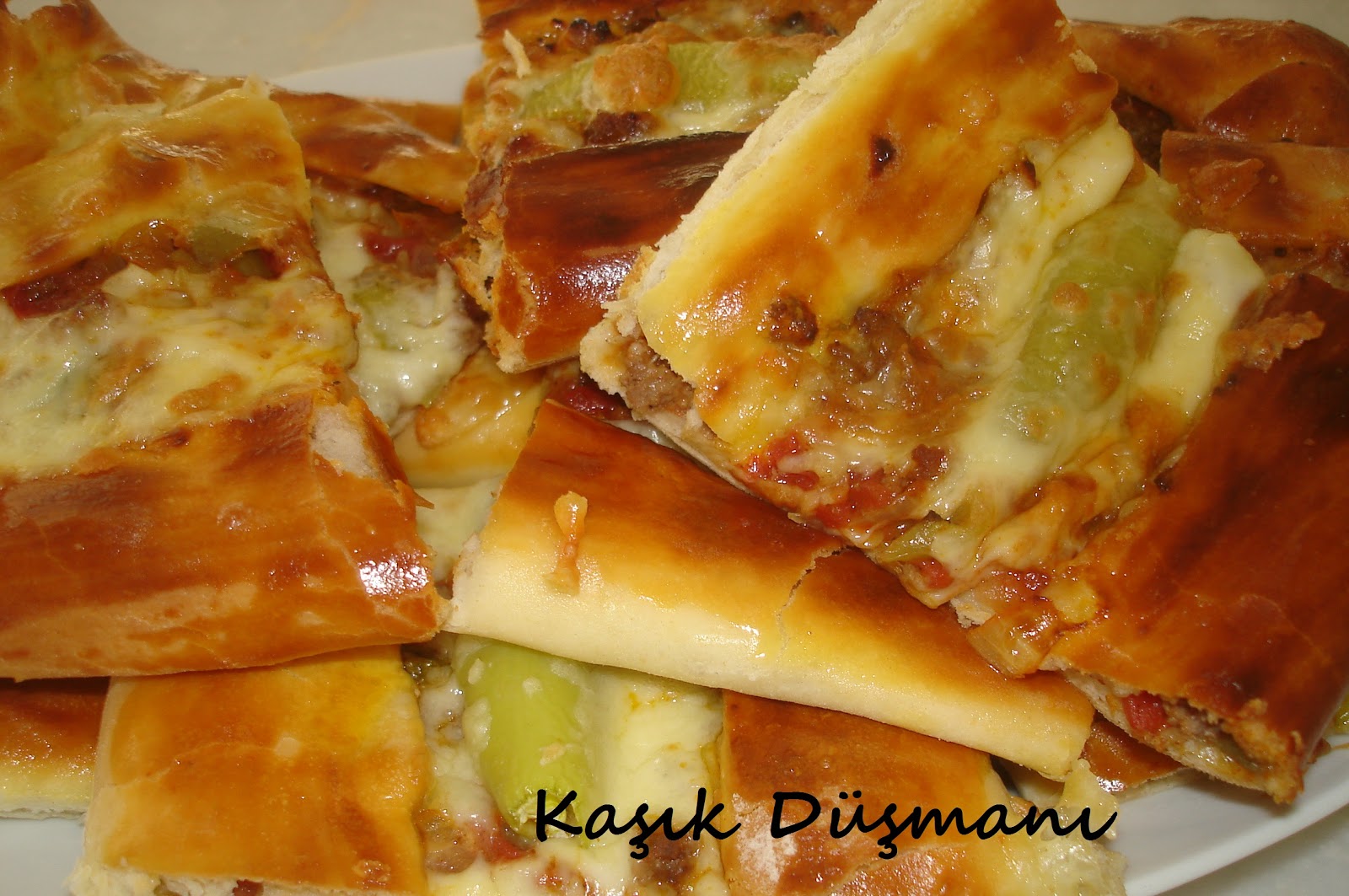Kaşık Düşmanı KIYMALI VE PEYNİRLİ EV USULÜ PİDELER