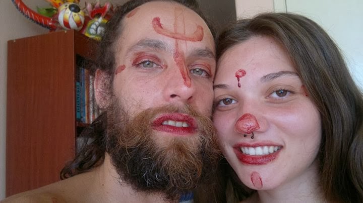 Menstruação serve de tinta para maquiagem Menstruação serve de tinta para maquiagem