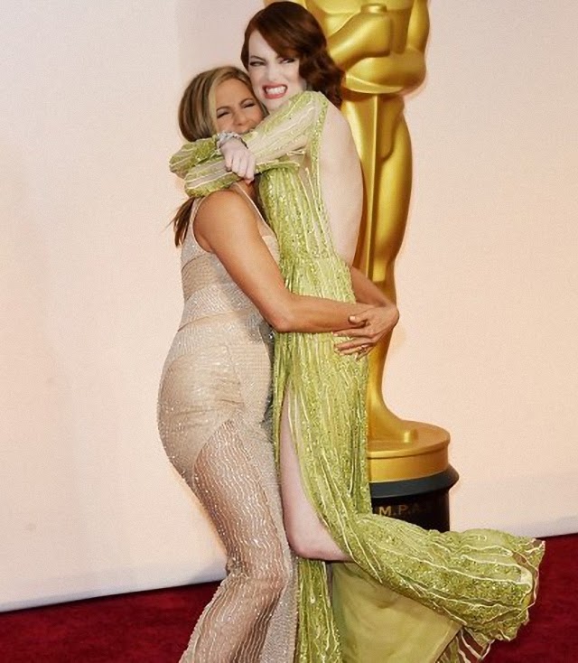 Jennifer Aniston alza a Emma Stone Jennifer Aniston alza a Emma Stone