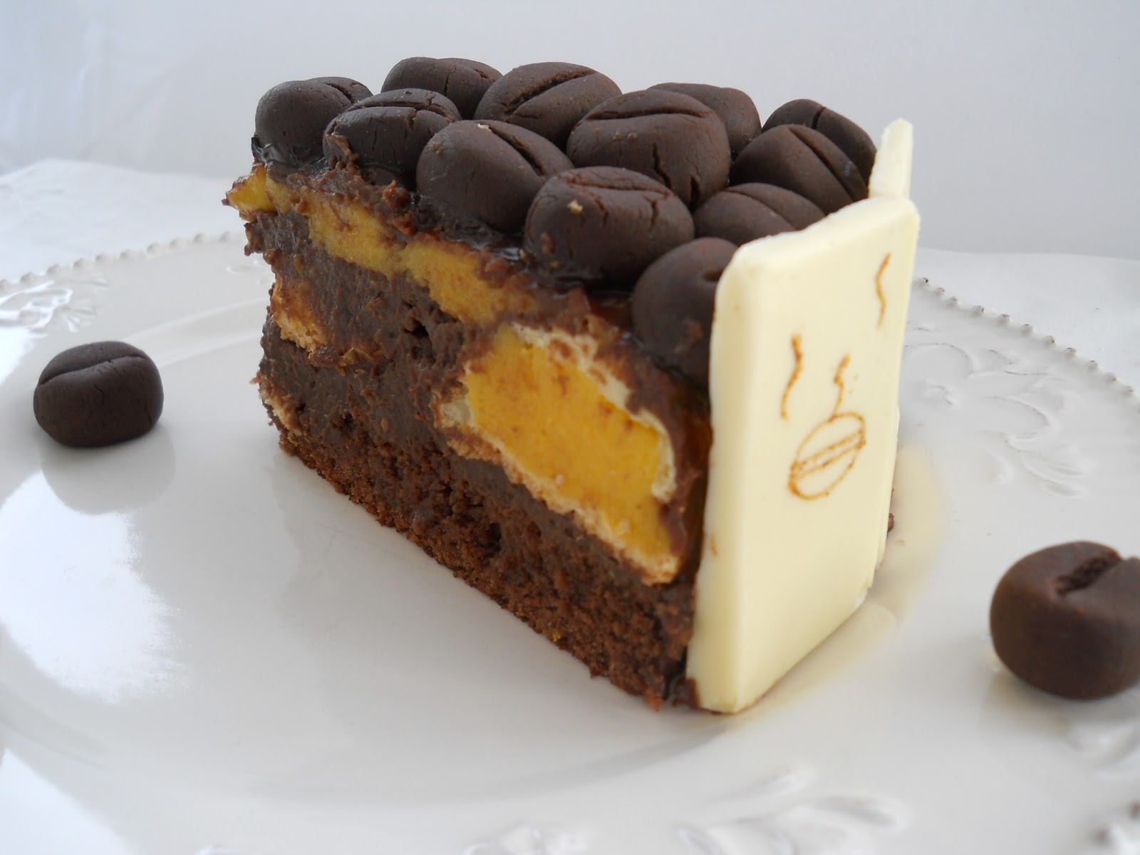 Pe masa din bucatarie Tort chouxala creme cu crema de portocale si