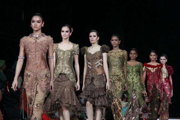 kebaya, kebaya, model kebaya modern, model kebaya modern terkini