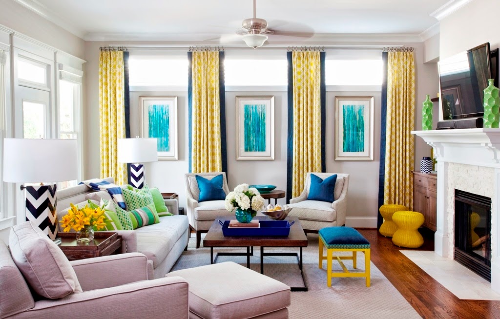Decoração de sala com almofadas coloridas