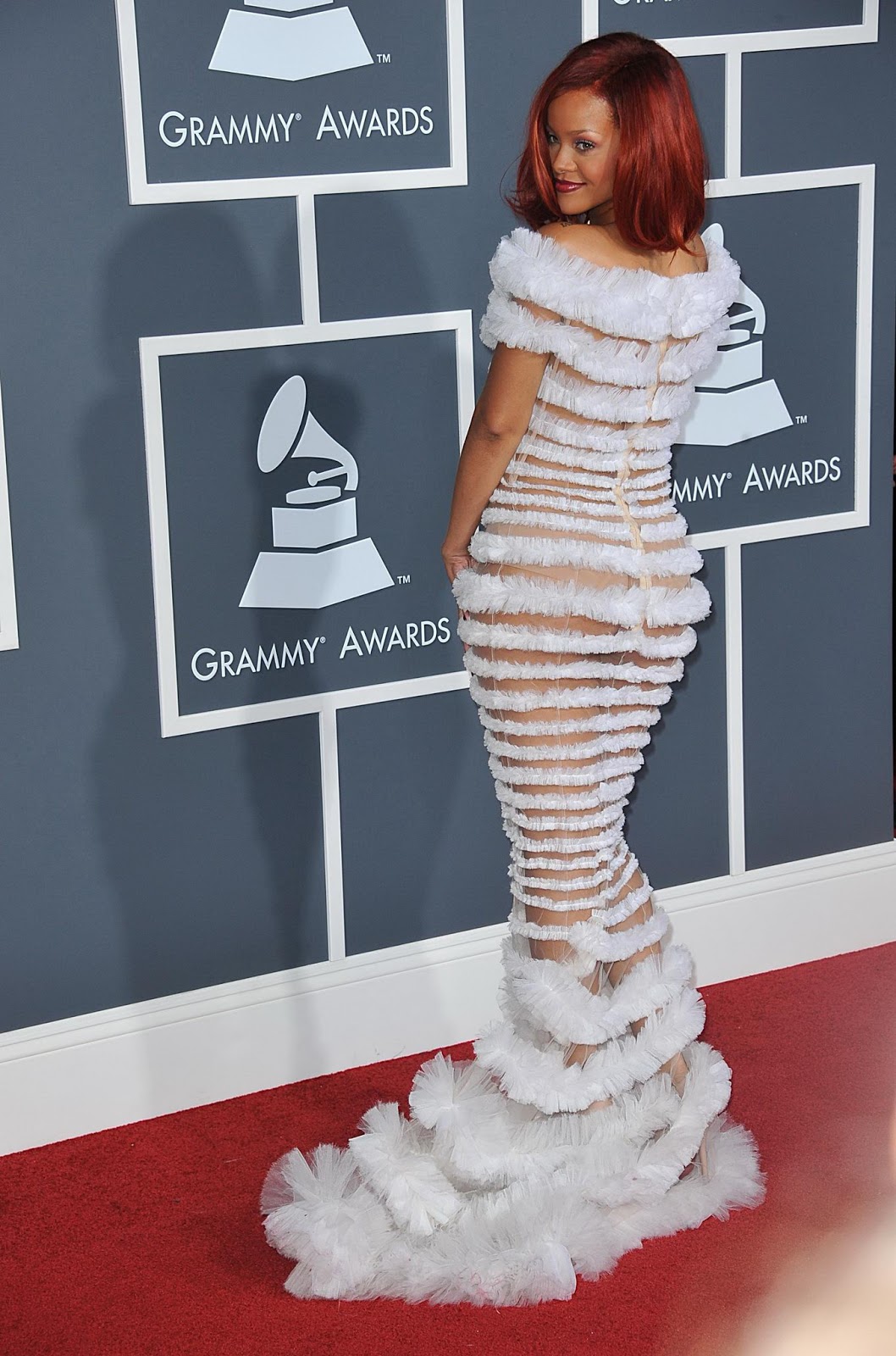 http://4.bp.blogspot.com/-5tZhMrkKE2c/UIc54jM1uRI/AAAAAAAAELw/YIoYdfP6WmA/s1600/rihanna_08.jpg