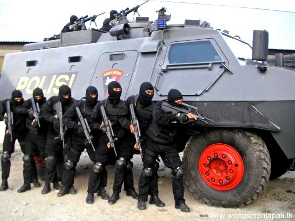 A Gegana unit with their EOD vehicle