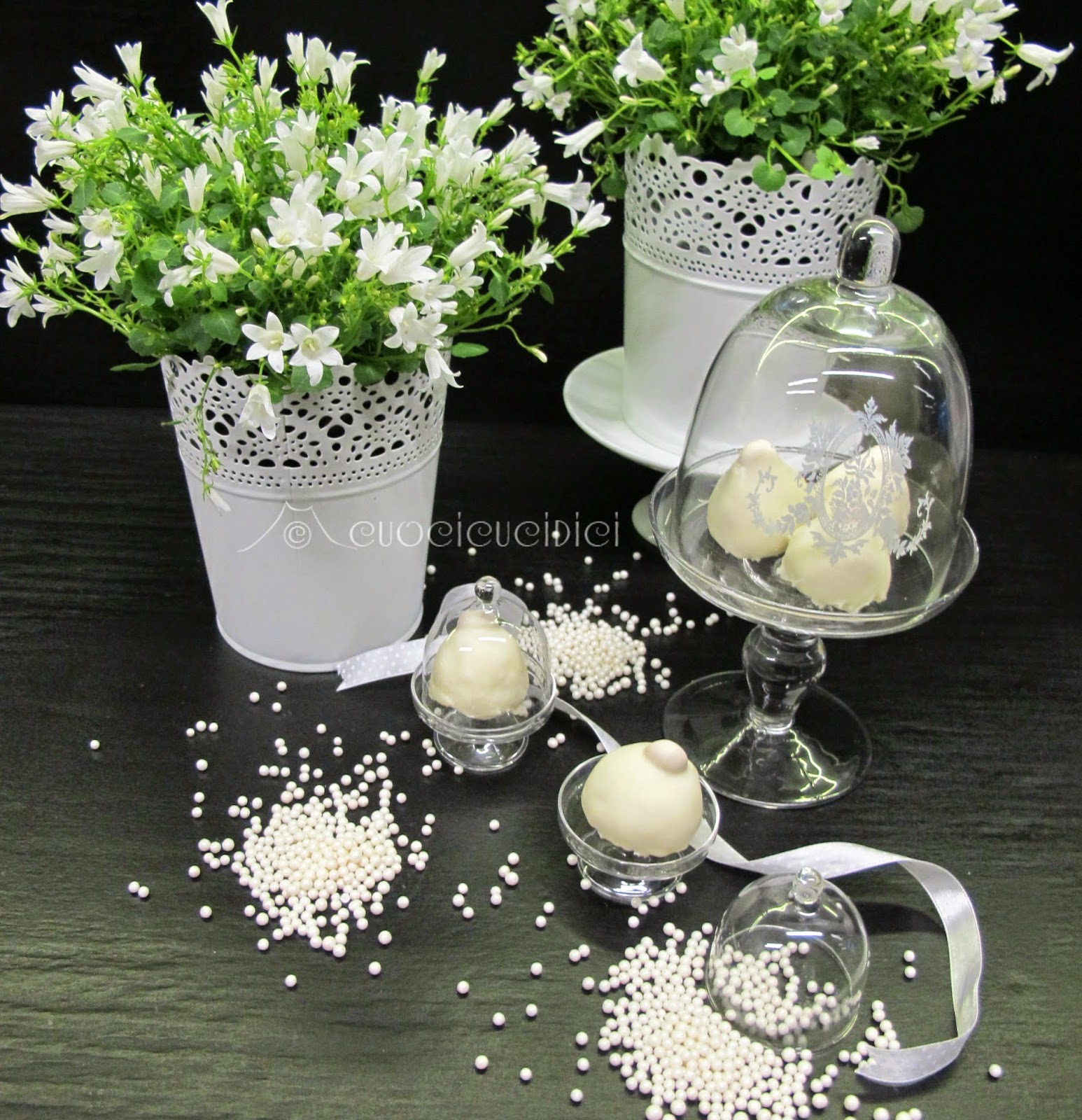 Cuocicucidici Il Bacio Degli Sposi Baci Al Cioccolato Bianco Con Pasta Di Mandorle Dal Cuore Morbido Ai Mirtilli Rossi White Kisses