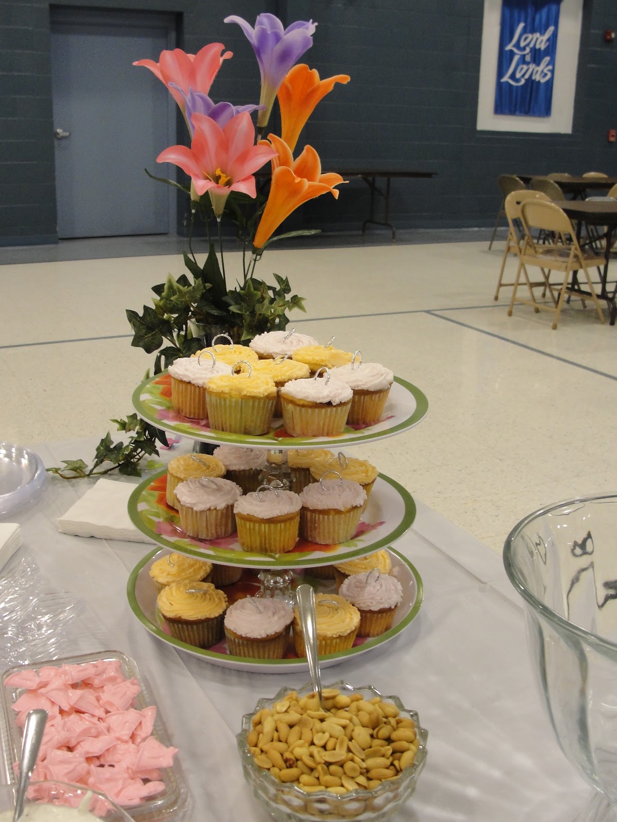 *Keepin it Thrifty* DIY Dollar Store Cupcake Stand {Tutorial}