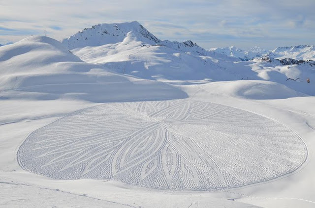 Hombre camina durante todo el día para crear masivos patrones de nieve