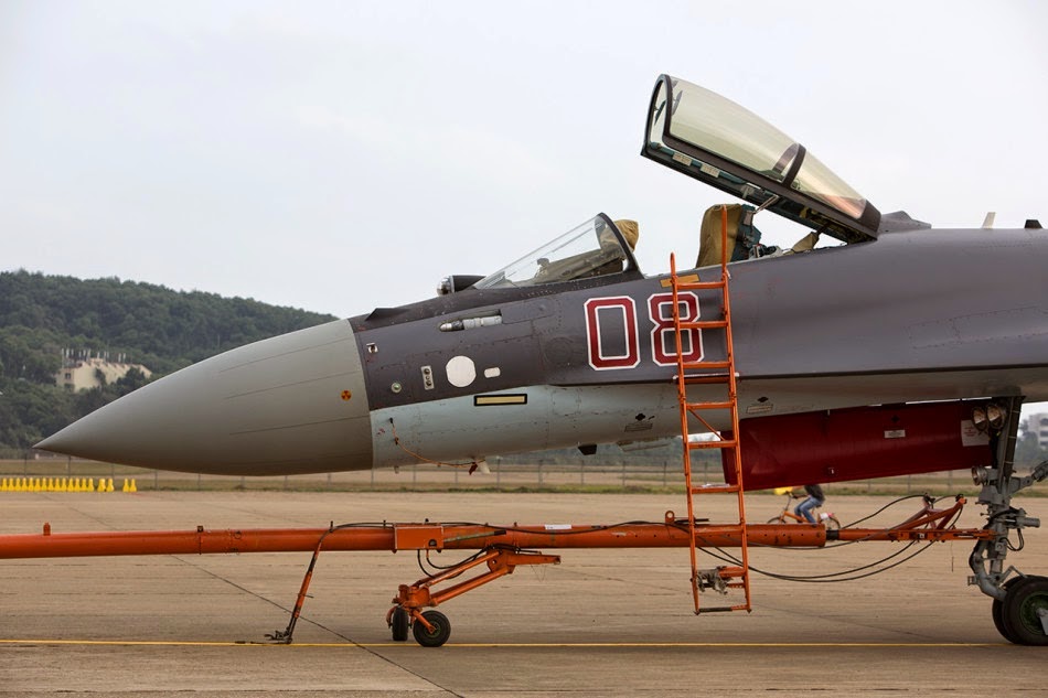 Russian Su-35 in Zhuhai Airshow 2014 Russian Su-35 in Zhuhai Airshow 2014