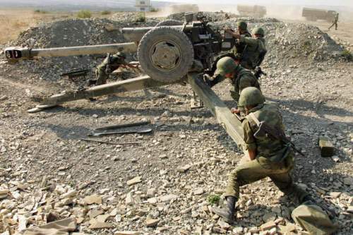 Meriam Howitzer D-30 mengatur posisi tembak Howitzer