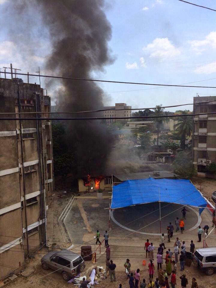 MoLeZ bLoG STORY IN PICTURES KUMBHARWADA COMPLEX TEMPLE ON FIRE