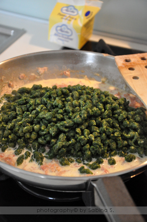 Due bionde in cucina: Spätzle di spinaci con panna e prosciutto