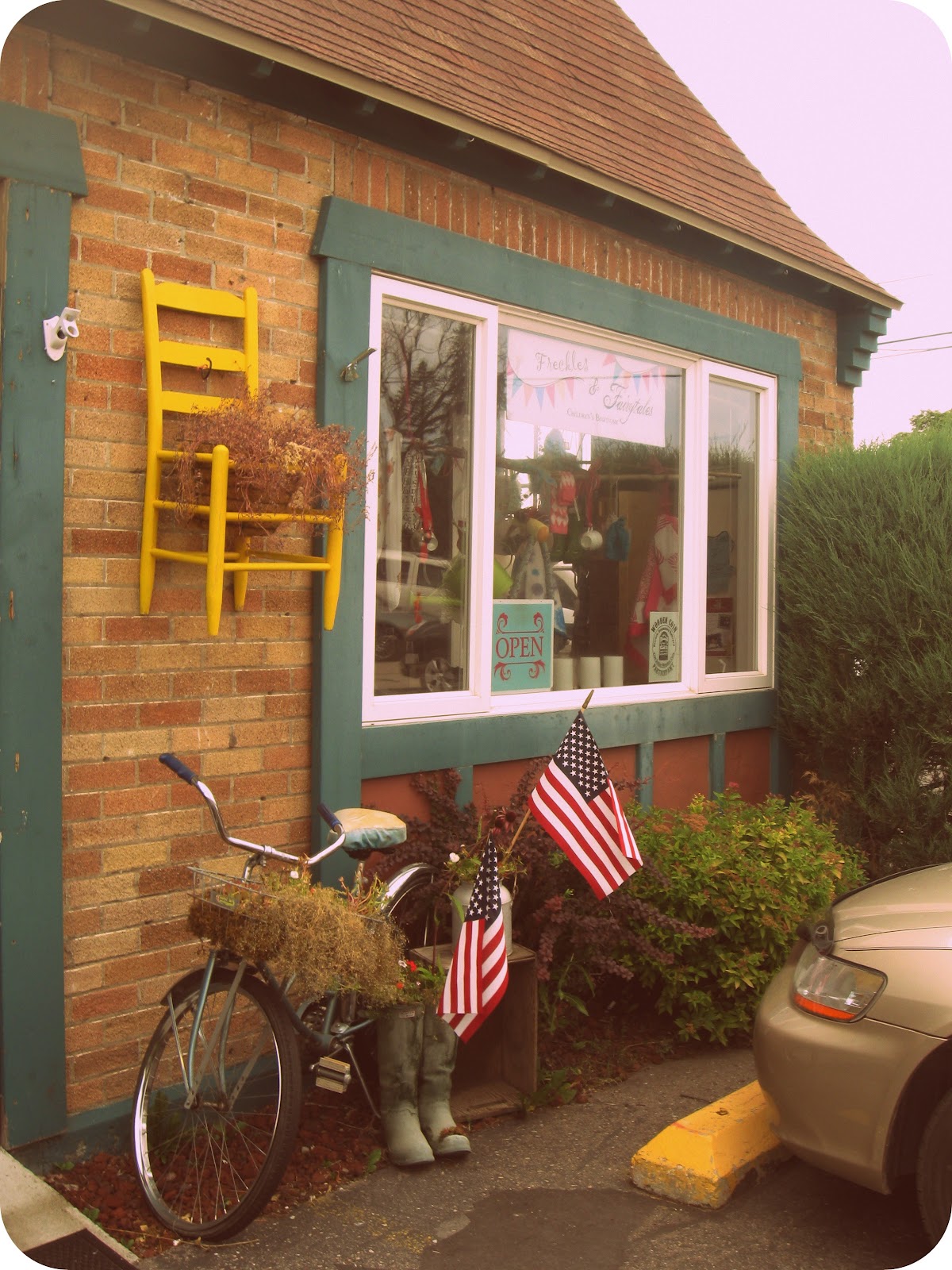 Desert Girls Vintage Shopping in Kalispell Montana