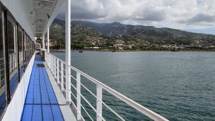 Tahiti Front de mer de Papeete vu du ferry