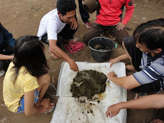 bagaimana cara pembuatan pakan organik berbahan dasar kotoran sapi