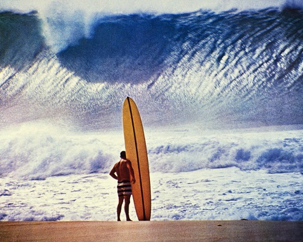 Greg Noll di tepi pantai Pipeline in Hawaii, 1964. memandangi ombak besar All photographs John Severson Puka Damiani Greg Noll di tepi pantai Pipeline in Hawaii, 1964. memandangi ombak besar All photographs John Severson Puka Damiani