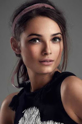 Gaya model rambut ke pesta menggunakan aksesoris pita Gaya model rambut ke pesta menggunakan aksesoris pita_3200598