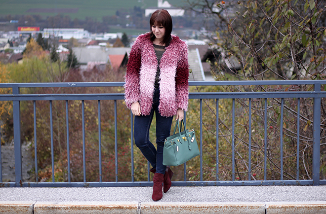 outfit-trend-fashionblogger-minkpink-fluffy-jacke-fakefur-fauxfur-asos-pink-rosa-burgund-highwaist-jeans-supertrash-boots-stiefel-tasche-hermes-birkin-grün-ebay