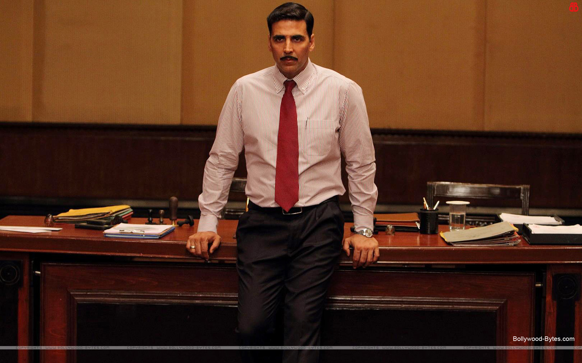 http://4.bp.blogspot.com/-63vBOcCyAzY/URaJGGSIrLI/AAAAAAAAatM/C5QIY8TF_GI/s1920/Special-Chabbis-+Akshay-Kumar-HD-Wallpaper-13.jpg