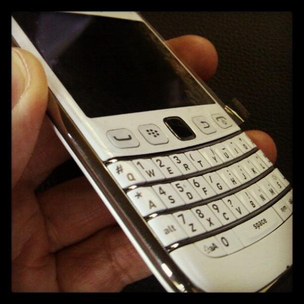 spesifikasi lengkap blackberry armstrong 9320 white
