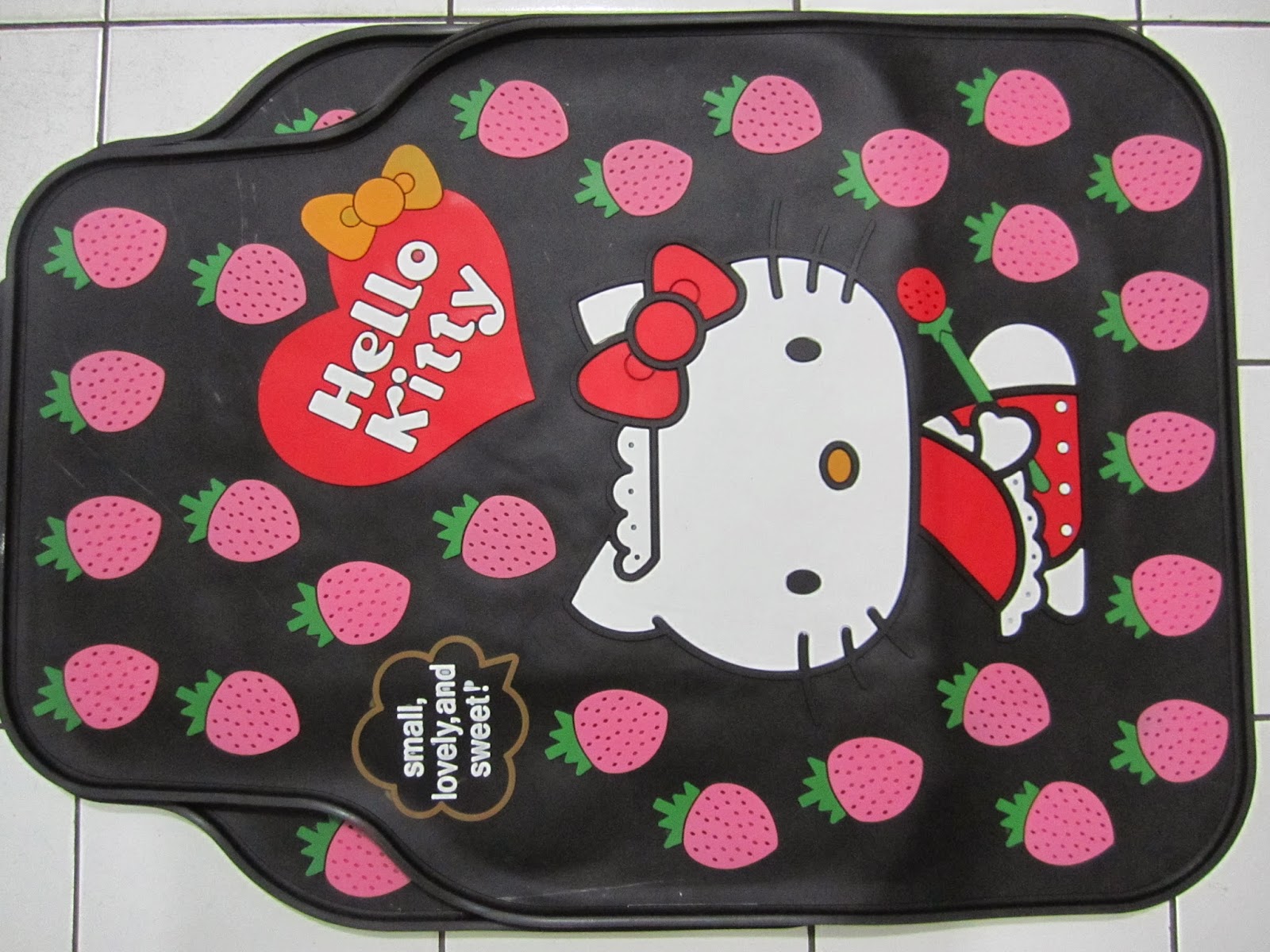 karpet+hello+kitty+strawberry.JPG