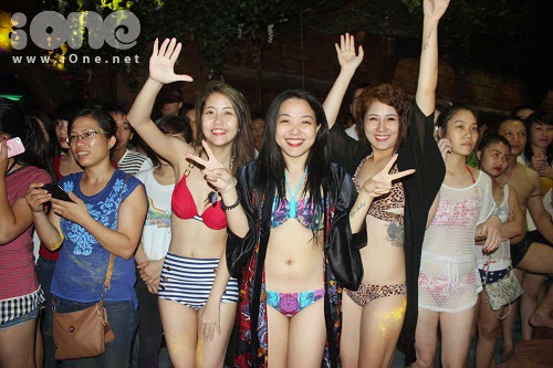 Girl Hà thành so độ nóng bỏng tại đại tiệc bikini