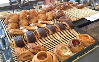 croissant, French pastries, danishes, baked goods, chocolate, fruit tart