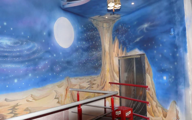 Aranżacja klubu, malowanie obrazu na ścianie, grafitti, kosmos