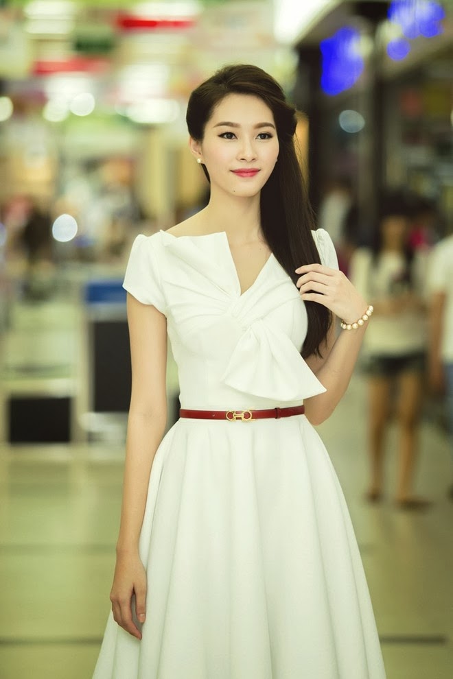 Hoa hậu Đặng Thu Thảo đẹp mơ màng trên 'ghế nóng'